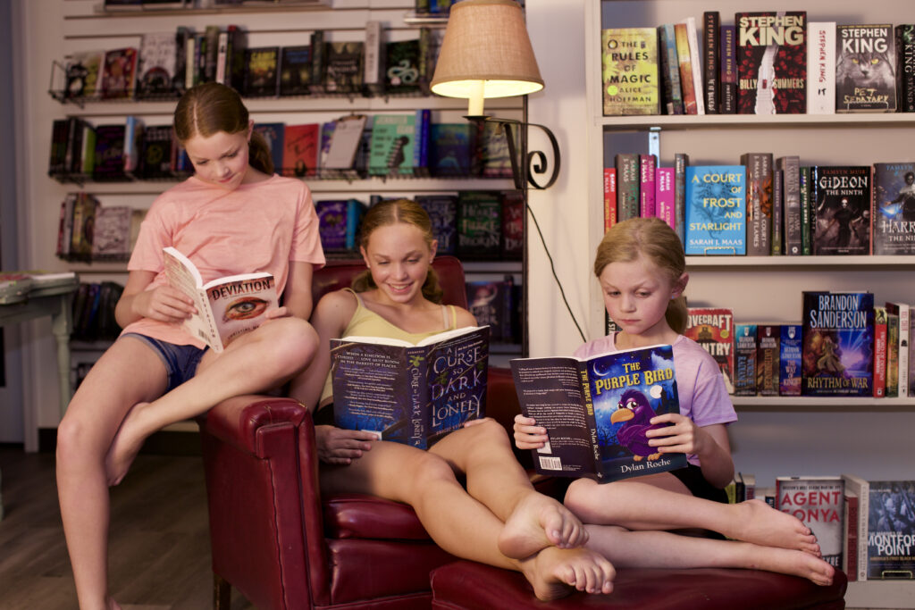 3 girls reading