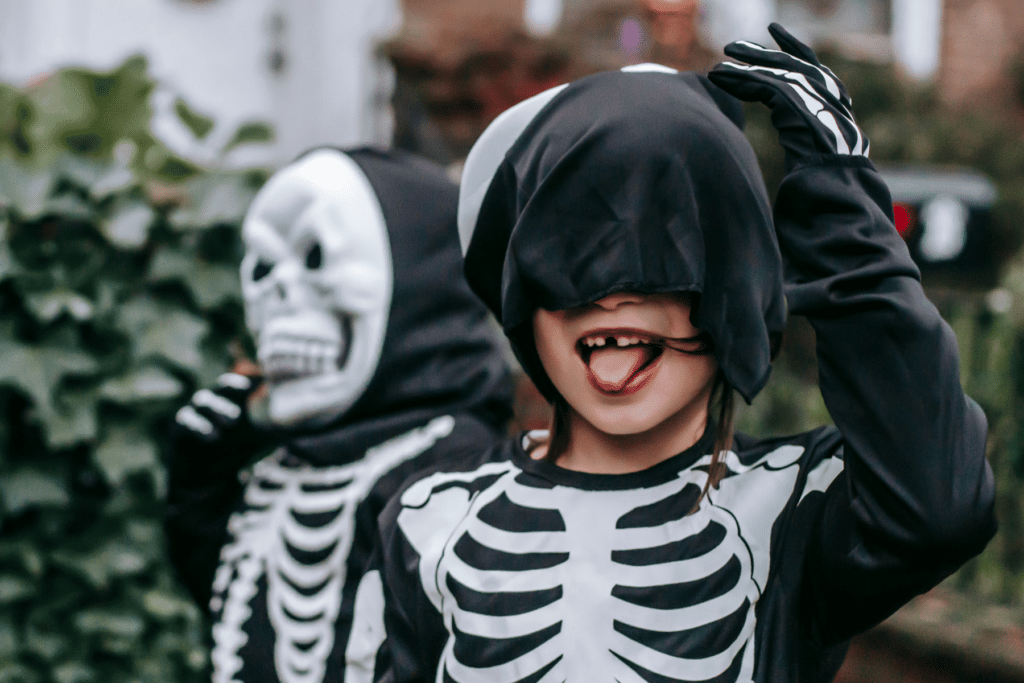 lid taking off Halloween mask